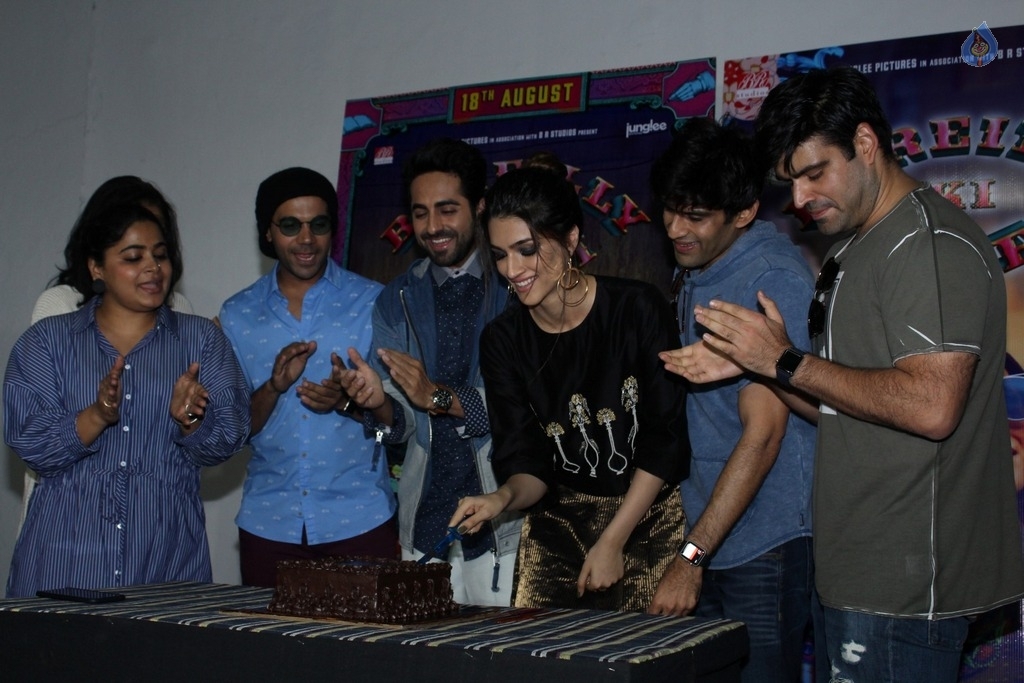 Kriti Sanon Birthday Celebrations - 14 / 30 photos