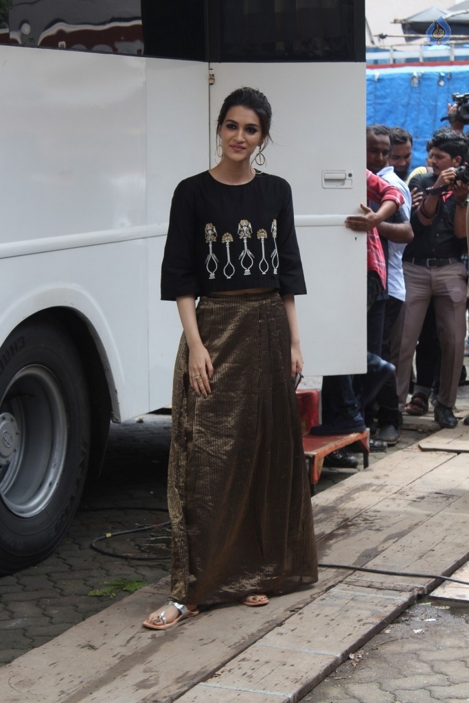 Kriti Sanon Birthday Celebrations - 26 / 30 photos