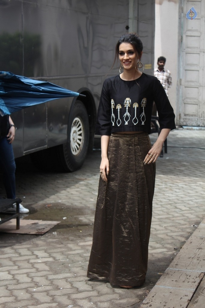 Kriti Sanon Birthday Celebrations - 30 / 30 photos