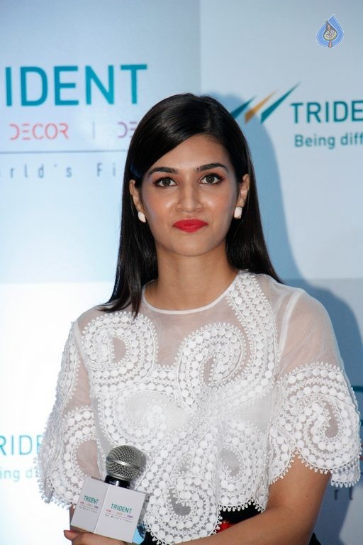 Kriti Sanon Launches Trident Collection - 20 / 30 photos