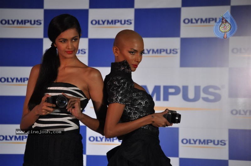 Kunal Kapoor Launches Olympus Pen - 18 / 34 photos