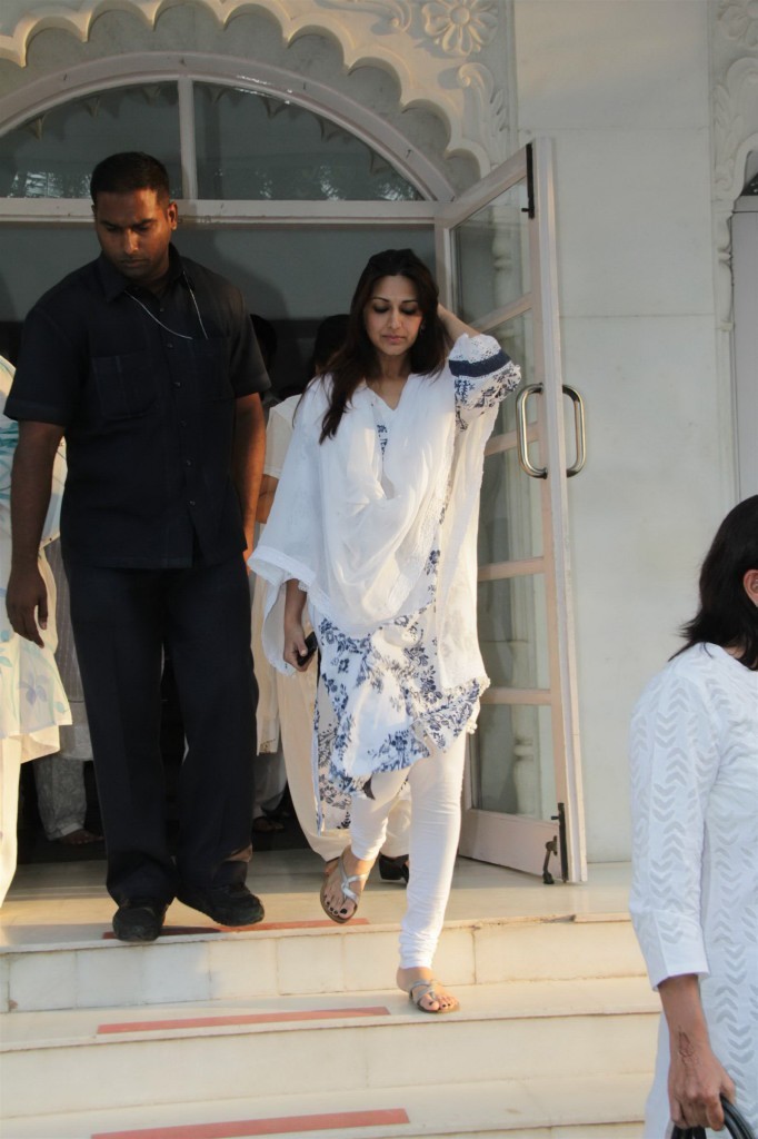 Kunal Kapoor Mother Prayer Meet - 17 / 34 photos