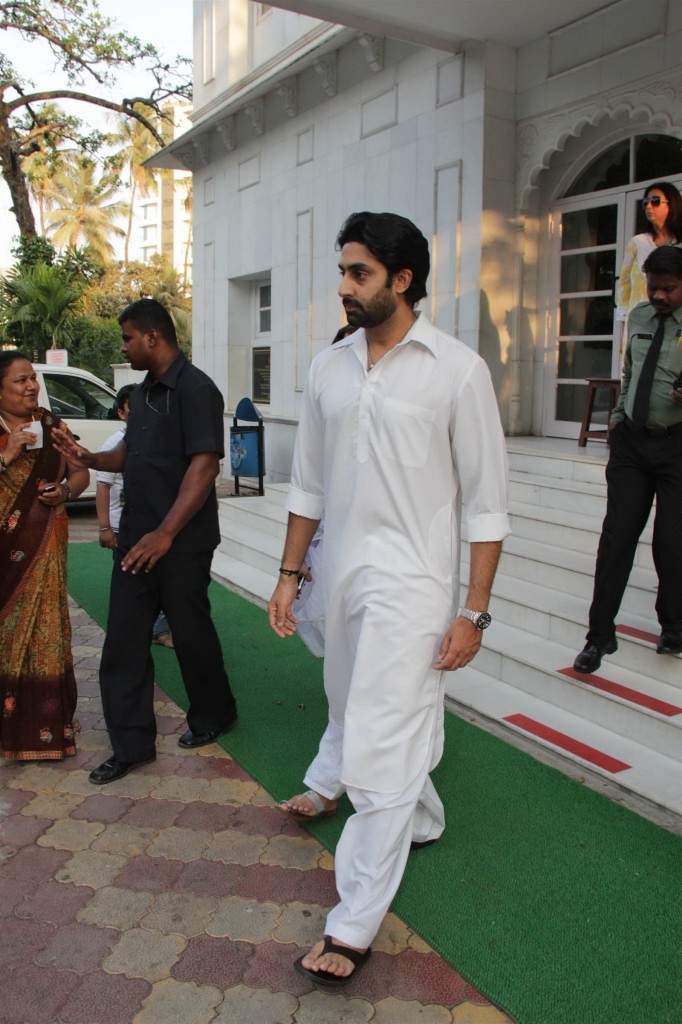 Kunal Kapoor Mother Prayer Meet - 21 / 34 photos