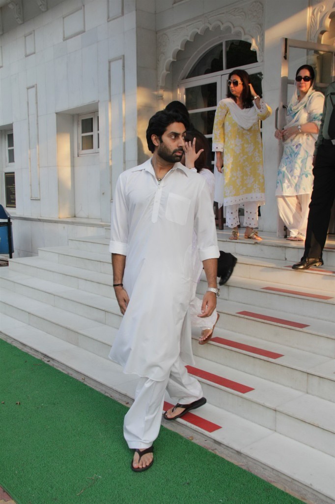 Kunal Kapoor Mother Prayer Meet - 32 / 34 photos