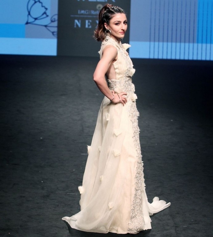 Lakme Fashion Week 2019 - 15 / 32 photos