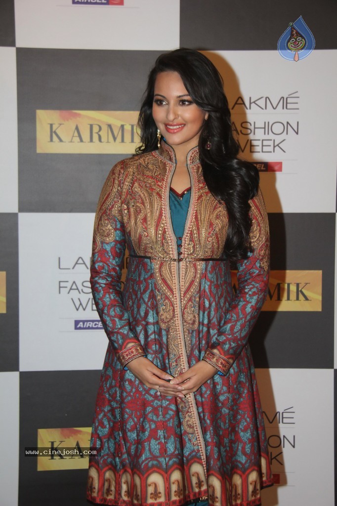 Lakme Fashion Week Day 4 Guests - 20 / 110 photos