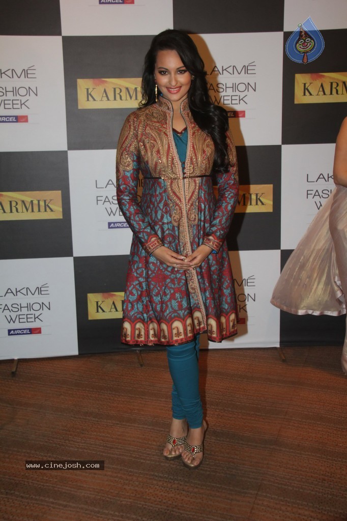 Lakme Fashion Week Day 4 Guests - 35 / 110 photos