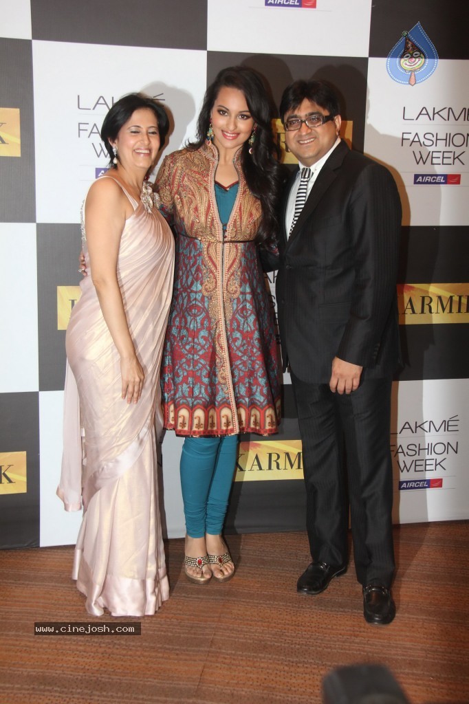 Lakme Fashion Week Day 4 Guests - 53 / 110 photos