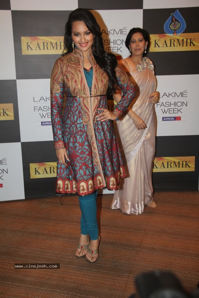 Lakme Fashion Week Day 4 Guests - 88 / 110 photos