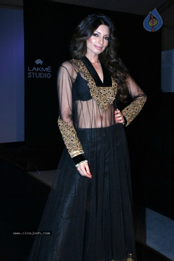 Lakme Fashion Week Day 4 Guests - 51 / 88 photos
