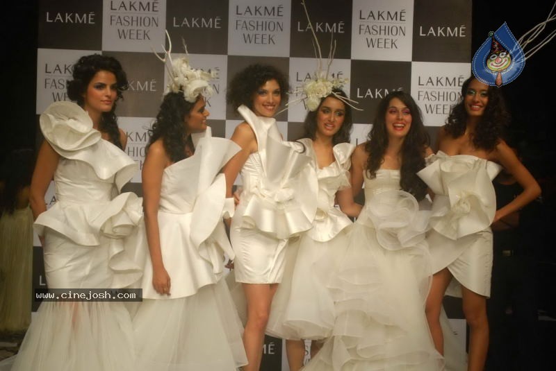 Lakme Fashion Week Day 5 Guests - 54 / 114 photos