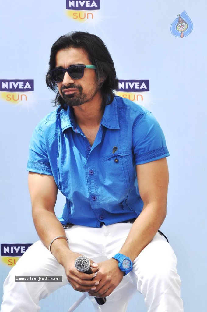 Lara Dutta Launches Nivea Sun - 12 / 29 photos