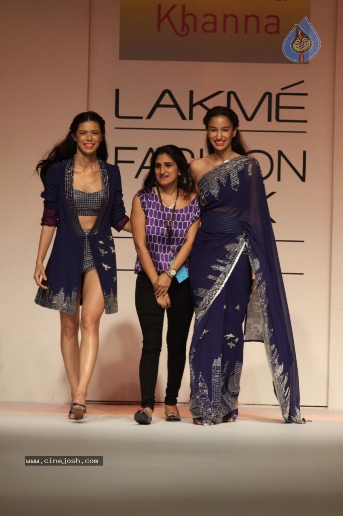 LFW 2013 Day 2 All Shows - 24 / 150 photos