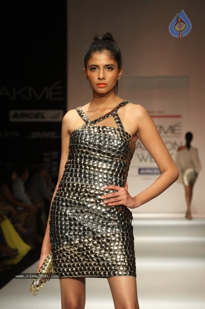 LFW 2013 Day 2 All Shows - 33 / 150 photos