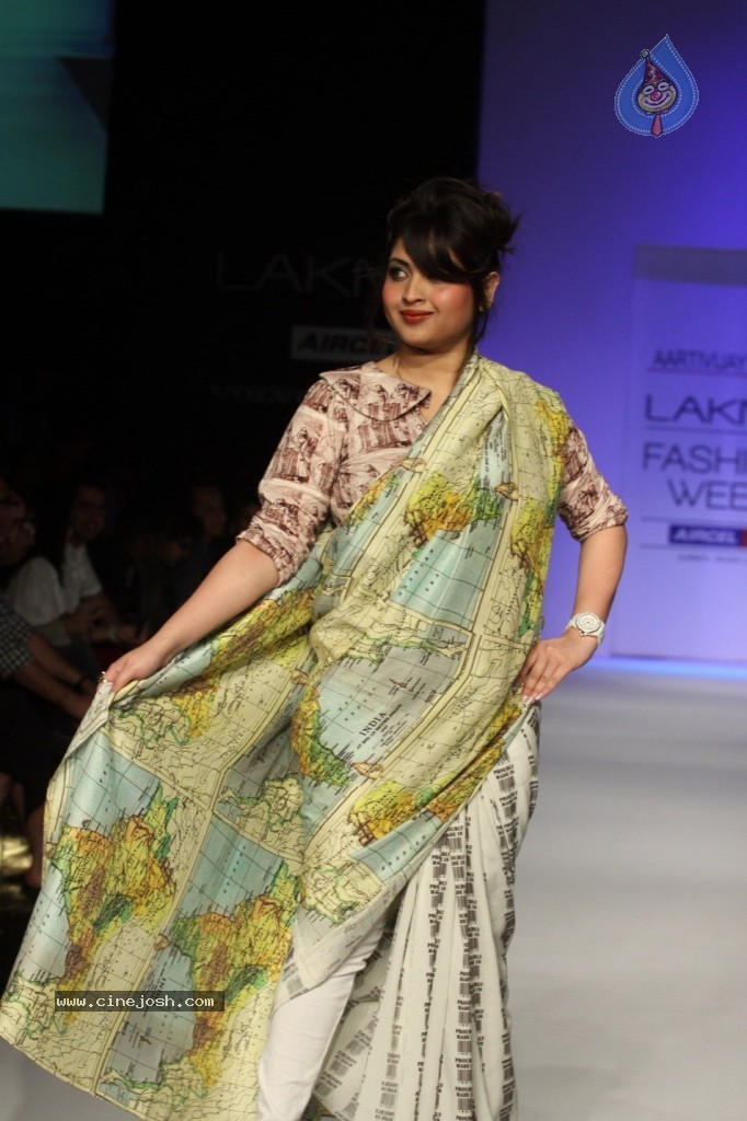 LFW 2013 Day 2 All Shows - 38 / 150 photos