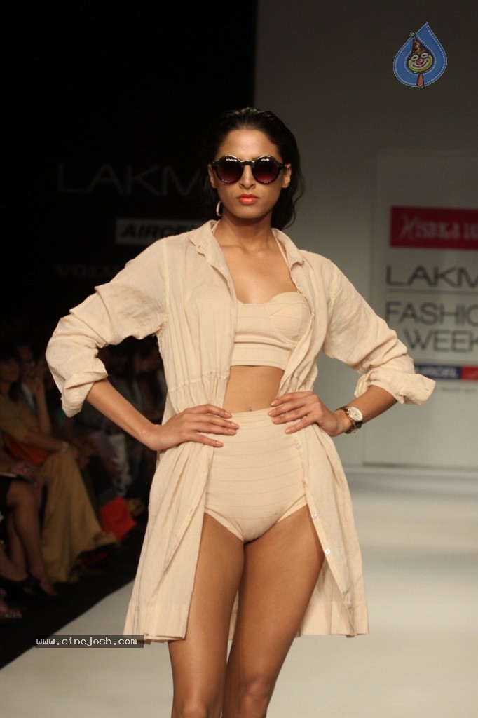 LFW 2013 Day 2 All Shows - 41 / 150 photos