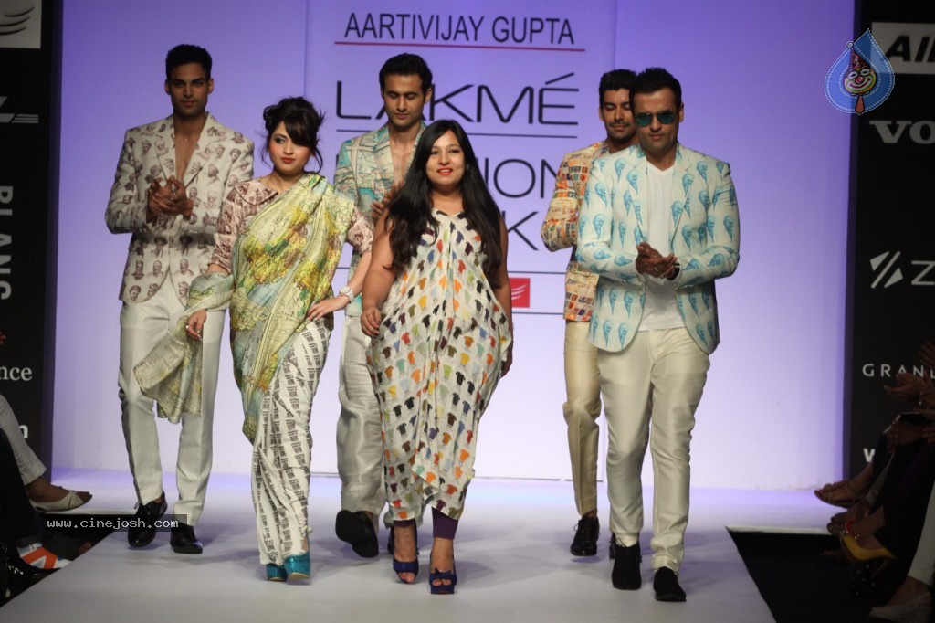 LFW 2013 Day 2 All Shows - 42 / 150 photos