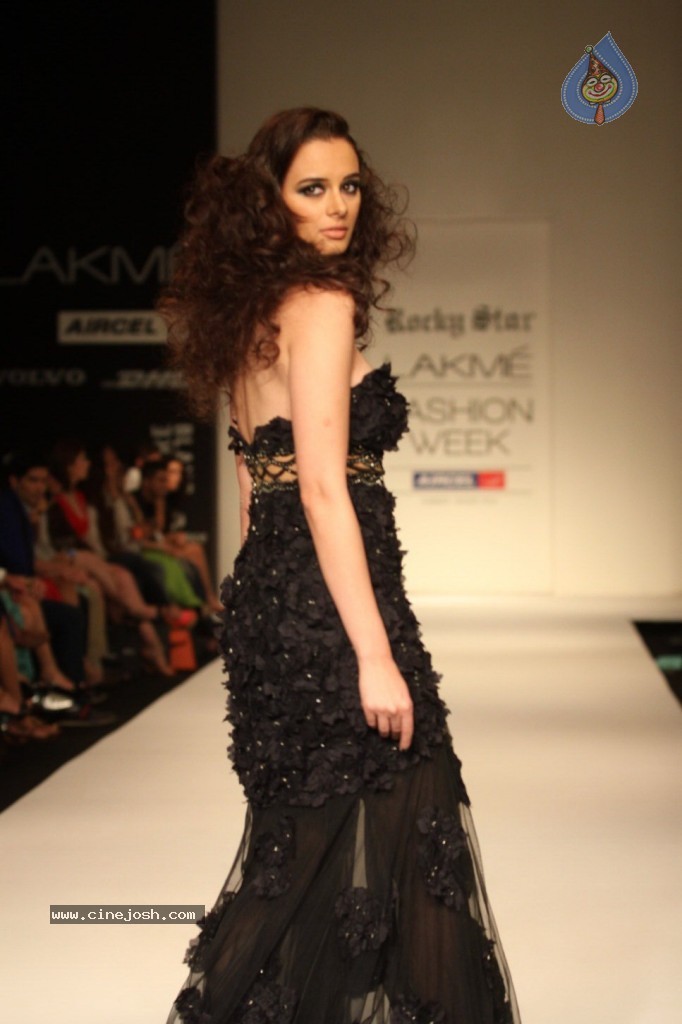 LFW 2013 Day 2 All Shows - 46 / 150 photos
