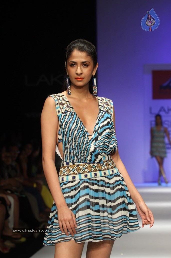 LFW 2013 Day 2 All Shows - 47 / 150 photos