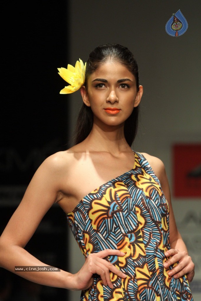 LFW 2013 Day 2 All Shows - 58 / 150 photos