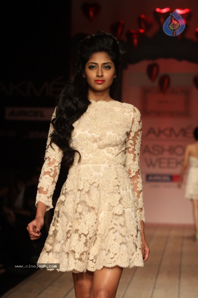 LFW 2013 Day 2 All Shows - 60 / 150 photos