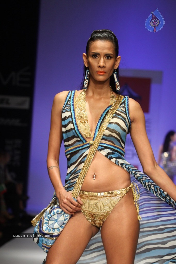 LFW 2013 Day 2 All Shows - 61 / 150 photos