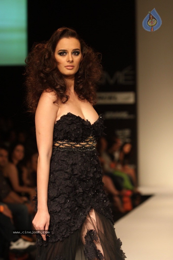 LFW 2013 Day 2 All Shows - 64 / 150 photos