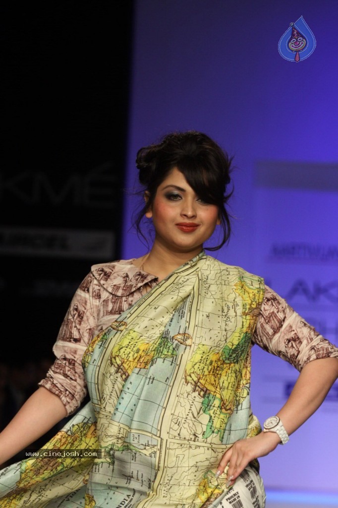 LFW 2013 Day 2 All Shows - 71 / 150 photos