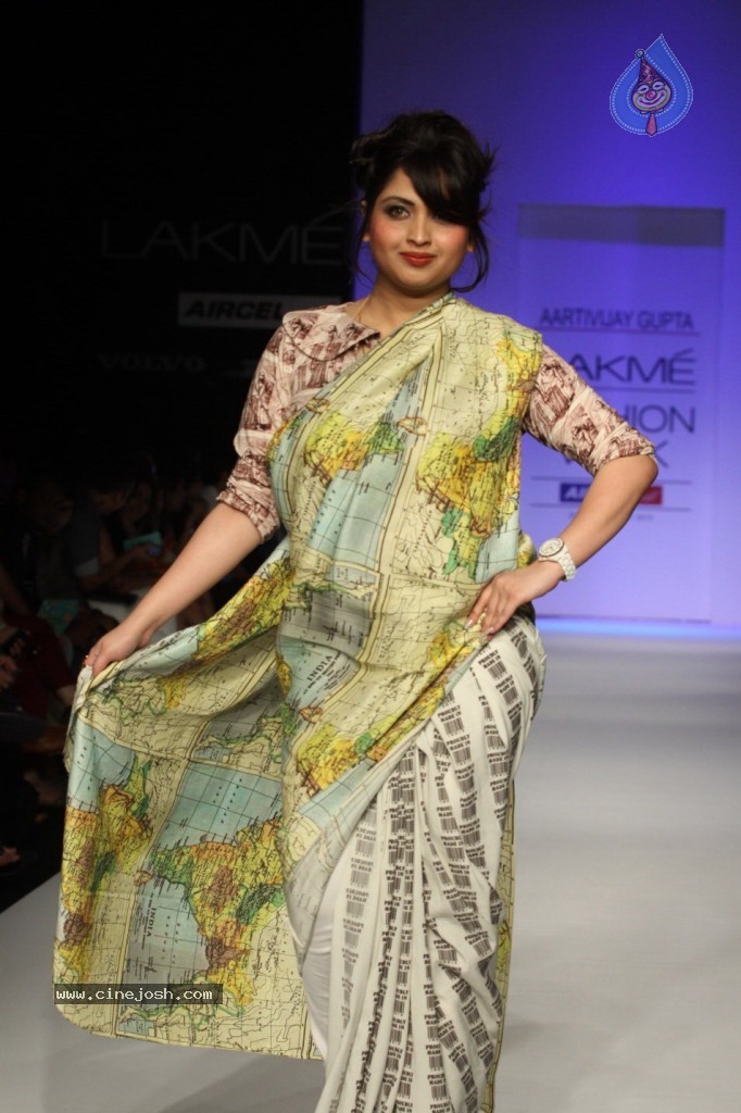 LFW 2013 Day 2 All Shows - 73 / 150 photos