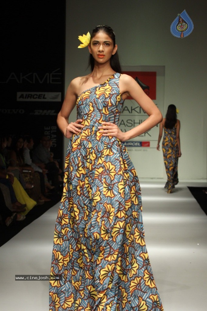 LFW 2013 Day 2 All Shows - 81 / 150 photos