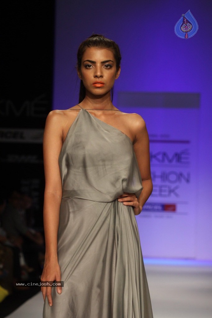 LFW 2013 Day 2 All Shows - 97 / 150 photos