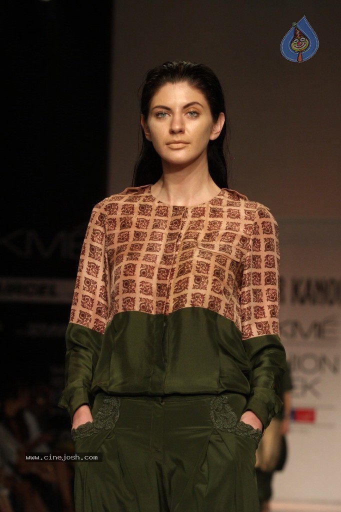 LFW 2013 Day 2 All Shows - 100 / 150 photos