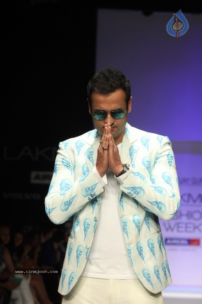 LFW 2013 Day 2 All Shows - 101 / 150 photos