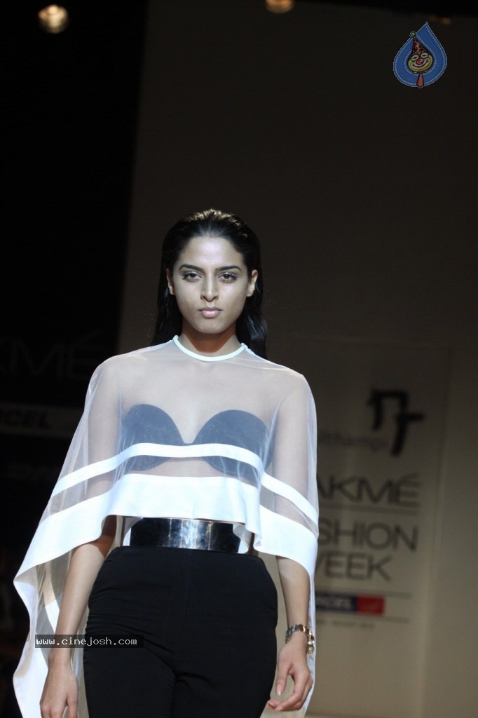 LFW 2013 Day 2 All Shows - 102 / 150 photos