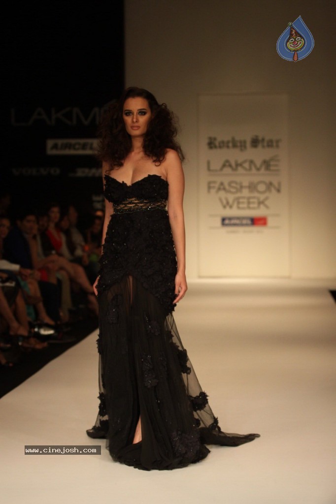 LFW 2013 Day 2 All Shows - 113 / 150 photos
