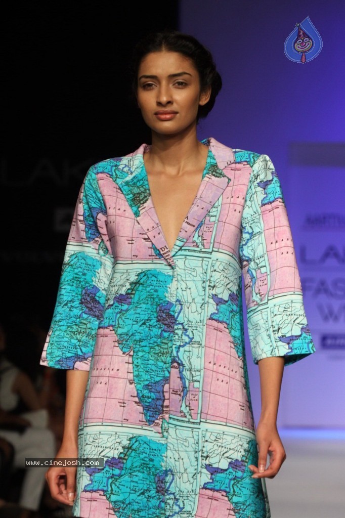 LFW 2013 Day 2 All Shows - 141 / 150 photos