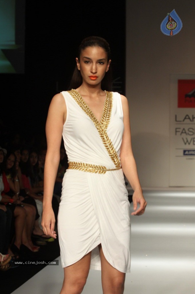 LFW 2013 Day 2 All Shows - 149 / 150 photos