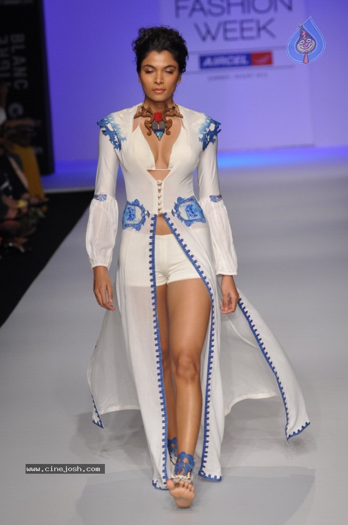 LFW 2013 Day 3 All Shows - 6 / 112 photos