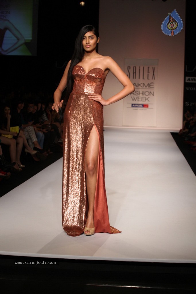 LFW 2013 Day 3 All Shows - 7 / 112 photos