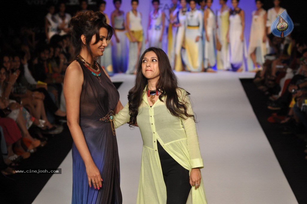 LFW 2013 Day 3 All Shows - 10 / 112 photos