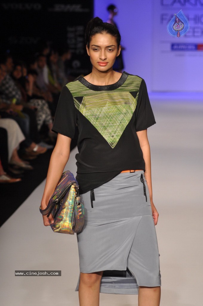 LFW 2013 Day 3 All Shows - 11 / 112 photos