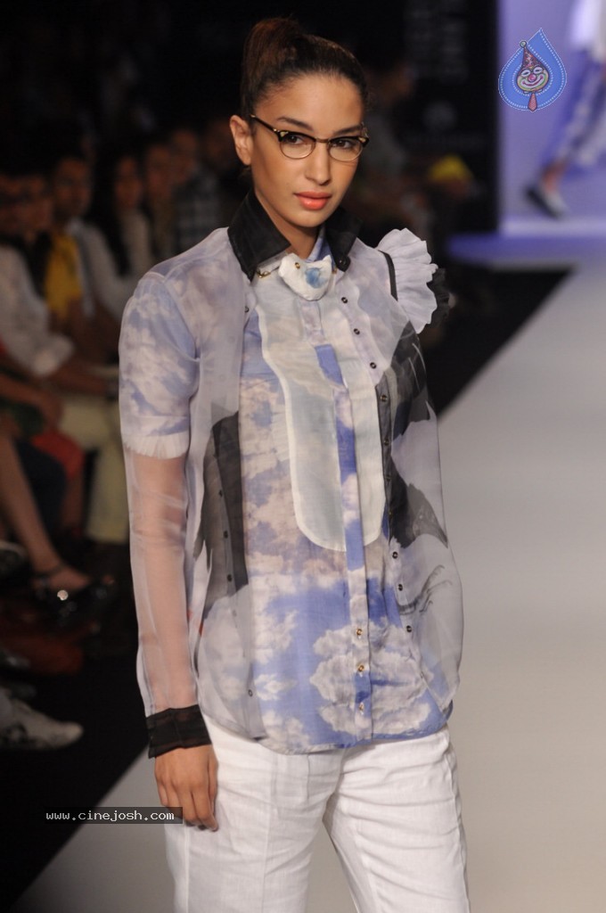 LFW 2013 Day 3 All Shows - 18 / 112 photos