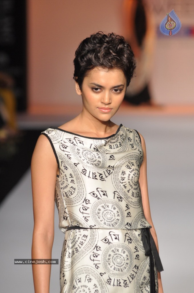LFW 2013 Day 3 All Shows - 28 / 112 photos