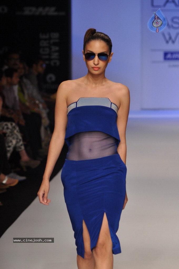 LFW 2013 Day 3 All Shows - 47 / 112 photos