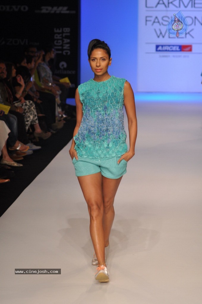 LFW 2013 Day 3 All Shows - 48 / 112 photos