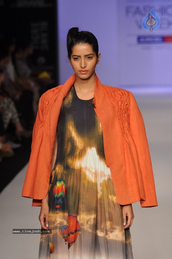 LFW 2013 Day 3 All Shows - 50 / 112 photos