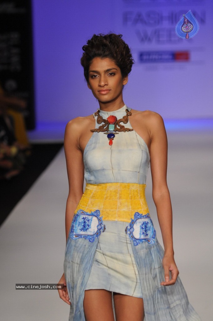 LFW 2013 Day 3 All Shows - 53 / 112 photos