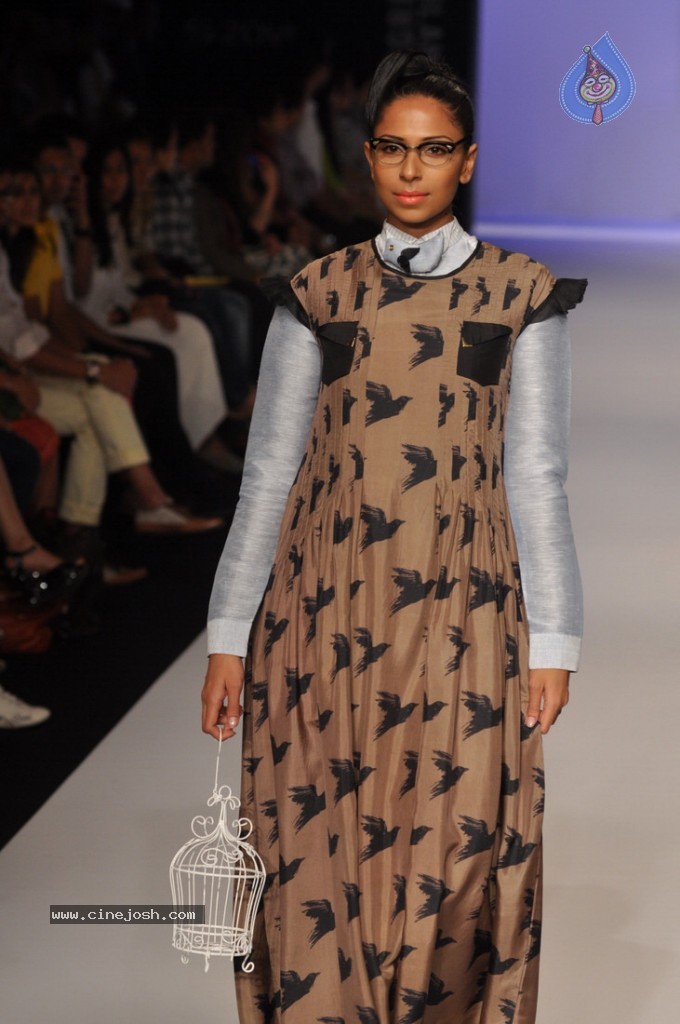 LFW 2013 Day 3 All Shows - 63 / 112 photos