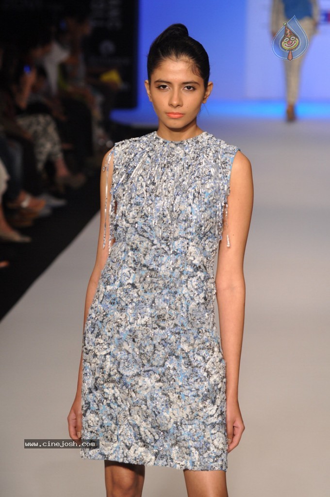 LFW 2013 Day 3 All Shows - 65 / 112 photos