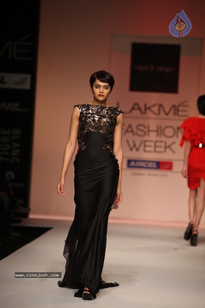 LFW 2013 Day 3 All Shows - 68 / 112 photos